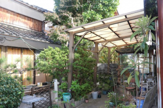 敷地内には倉庫が２棟（写真右側）あります。