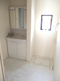 洗面化粧台の鏡の裏も収納量も多いです