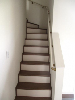 階段に手摺りも付いています