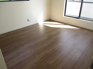 洋室も明るくて広いです