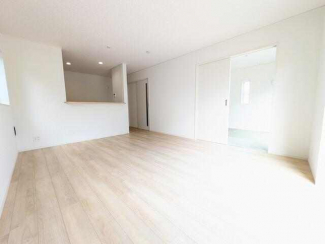 光が降り注ぐ明るいリビング　落ち着きのある空間はくつろぎの時