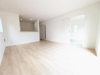 光が降り注ぐ明るいリビング　落ち着きのある空間はくつろぎの時