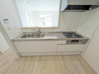 広くとられたキッチンスペースで縦横無尽に料理を楽しんでいただ