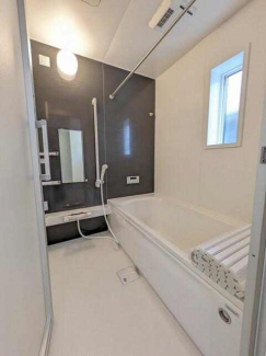 １日の疲れを癒すユニットバス　清潔感が溢れるシンプルですっき