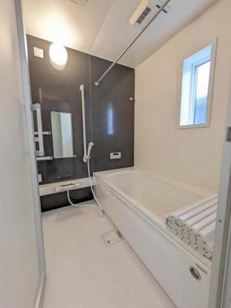 １日の疲れを癒すユニットバス　清潔感が溢れるシンプルですっき