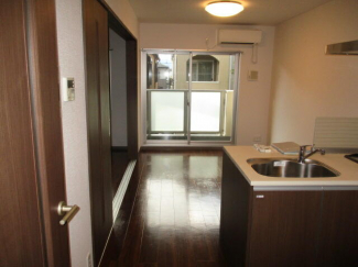 別のお部屋の室内写真となります。