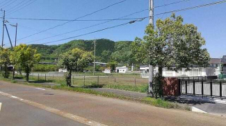 南西側道路よりマキノ駅を望む