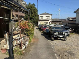 東側、前面道路です。