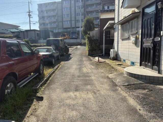 東側、前面道路です。