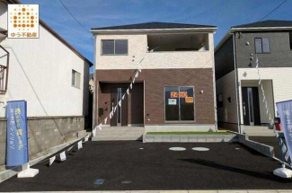 南側に駐車場、道路があり陽当り良好です