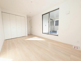 ダブルベッドも配置できる寝室