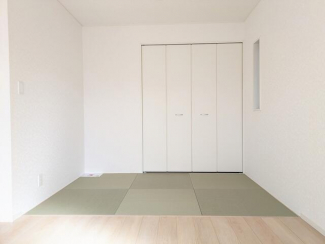 リビング横の和室はお子様のお昼寝や遊び場所に最適　また客室と