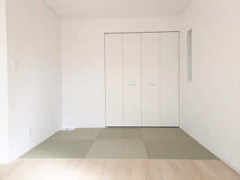 リビング横の和室はお子様のお昼寝や遊び場所に最適　また客室と