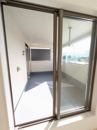 ワイドバルコニーで洗濯物や布団をたっぷり干せます