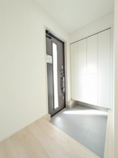 あたたかな空間に包まれた玄関が疲れて帰ってきた主人を優しく出