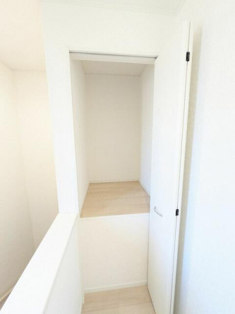 デッドスペースを活かした階段上収納