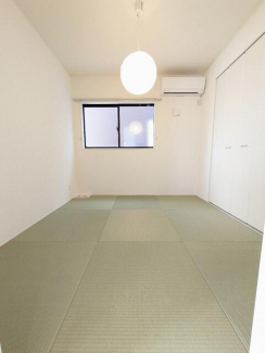 リビング横の和室はお子様のお昼寝や遊び場所に最適　また客室と