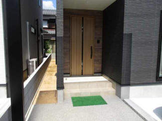 清潔感のある落ち着いた雰囲気の玄関です