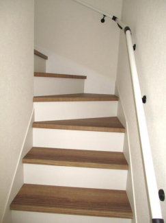 階段芋手摺りが付いています