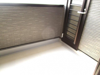 バルコニーは物干し竿も掛けれます、明るくて広いです