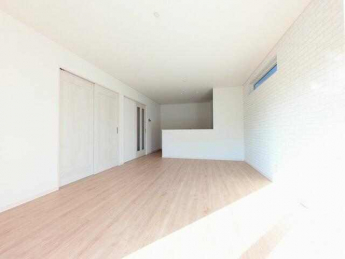 降り注ぐ陽光をいっぱいに浴びて、ライトと共にＬＤＫ全体を明る