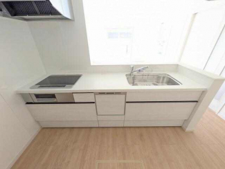 広くとられたキッチンスペースで縦横無尽に料理を楽しんでいただ