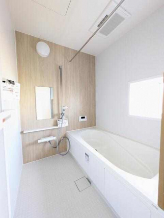 １日の疲れを癒すユニットバス　清潔感が溢れるシンプルですっき