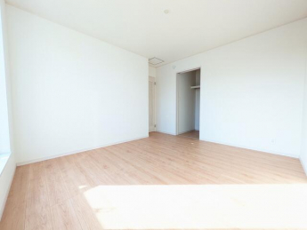 洋室にはクローゼットを完備し、自由度の高い家具の配置が叶うシ