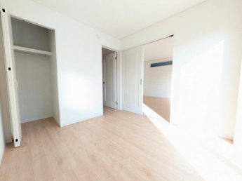 使い勝手の良いリビング横の洋室　お子様の遊び部屋、リモートワ