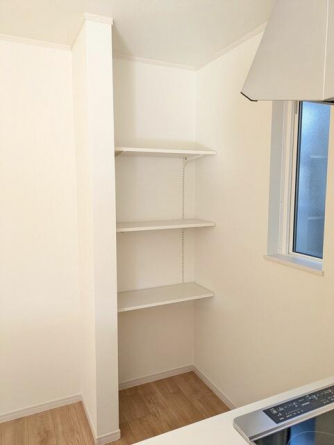 キッチンには便利な収納棚を設置