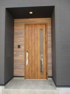 清潔感のある落ち着いた雰囲気の玄関です