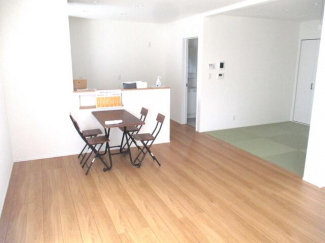 リビングも明るくて広いです、畳コーナーもありますのでくつろげ