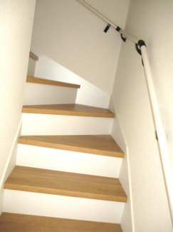 階段に手摺りも付いています