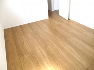 洋室も明るくて広いです