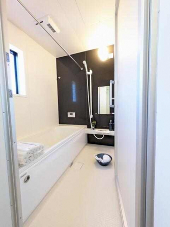 足を伸ばしてもゆったりできるバスルーム、時間を忘れてお疲れを