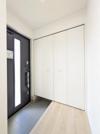 光が差し込む明るい玄関　収納スペースもしっかり確保（施工例）