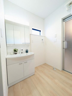 くもり止めコートを施した電気を使わないエコ仕様の鏡　三面鏡で