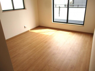 洋室も明るくて広いです