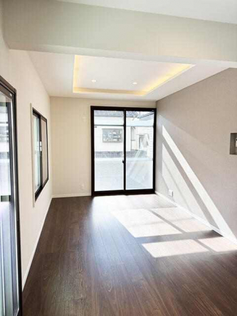 中央の折り上げ天井の間接照明がとってもお洒落なＬＤＫです♪間