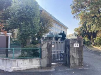 新居浜市立北中学校まで1467m