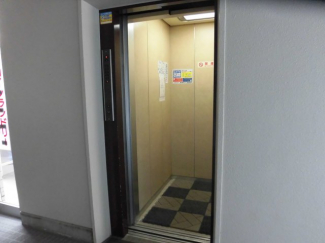 エレベーター付きで荷物もラクラク運べます☆