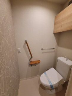 おしゃれな手すり付きのペーパーホルダー。収納棚もあって便利