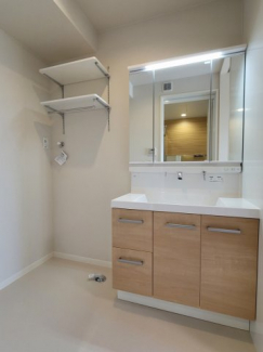 三面鏡シャワー付き洗面台です。室内洗濯機置き場には可動式の棚もあるので助かります。