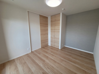 6.3帖の洋室です。左側はリビングへの扉。右側の扉は小さそうですが・・・