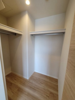 ウォークインクローゼットなので収納力があります♪