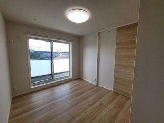 LDKと寝室と続く長いバルコニーもあります。