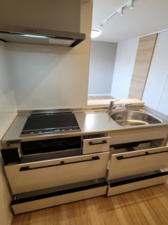 IH3口コンロ！引き出し式なので奥のものも取り出しやすいですよ。