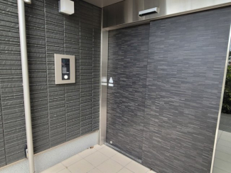 鍵をかざすだけでオートロックが解除されます。