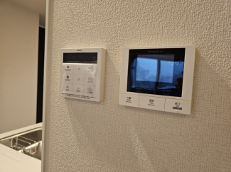 モニター付きインターホンで安心です。左は追炊き・自動給湯の出来るリモコンです