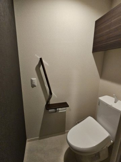 洗面台の後ろに収納棚もあります